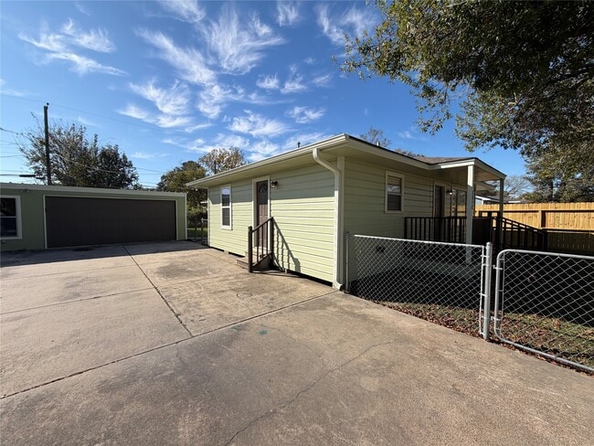 Building Photo - 5910 Woodview Dr