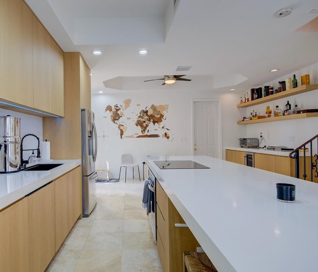 Building Photo - 4867 Ponce de Leon Blvd