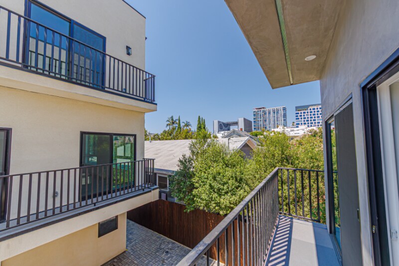 Building Photo - 1330 Tamarind Ave