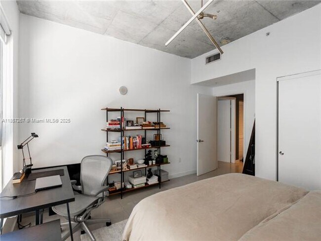 Building Photo - 3449 NE 1st Ave