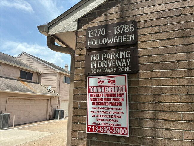 Building Photo - 13784 Hollowgreen Dr