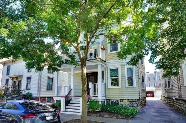 Building Photo - 98 Amory St