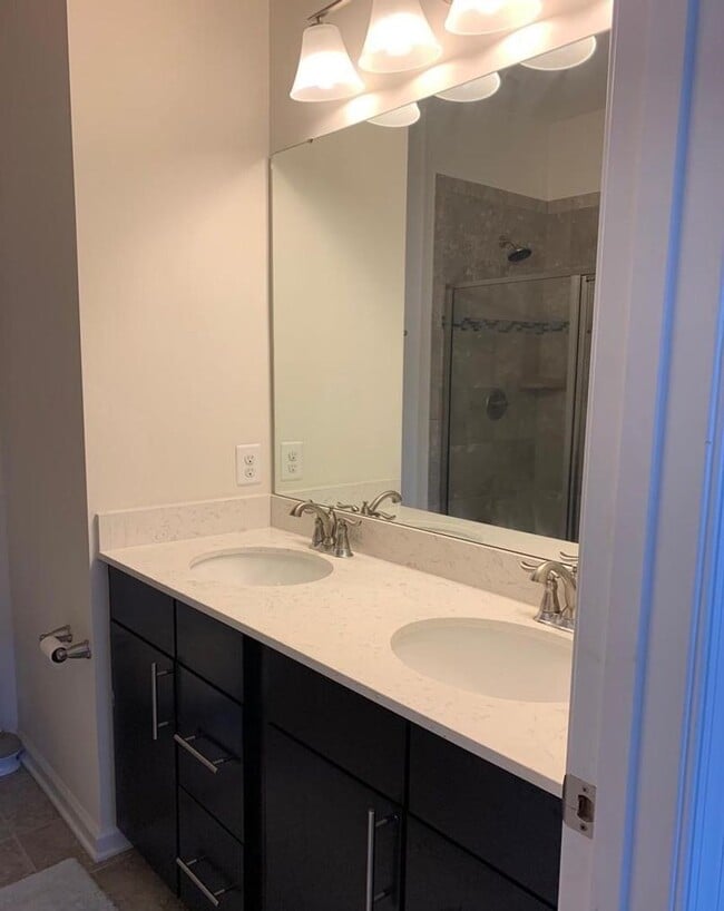 Building Photo - Captivating 3 BR/3 BA Townhome in Glen Bur...