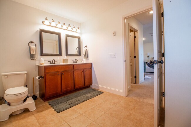 Building Photo - Beautiful 3 Bed/2.5 Bath Home with garage in Jonesborough