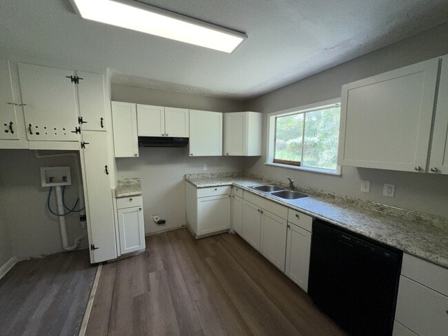 Building Photo - 3341 Suncrest Dr