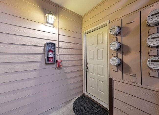 Building Photo - Beautifully Remodeled 2 Bedroom One Bath Condo Burien near Seattle