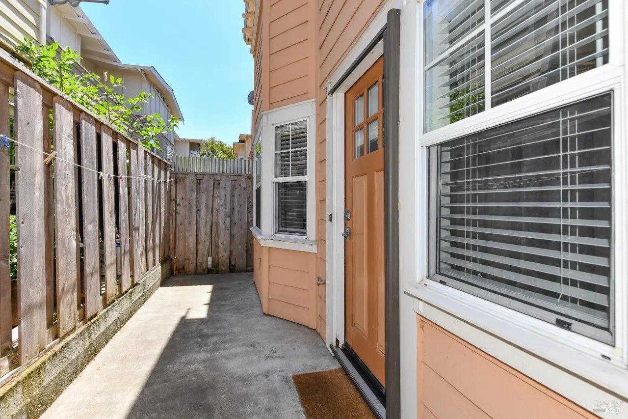 Building Photo - 130A Valley Oak Dr