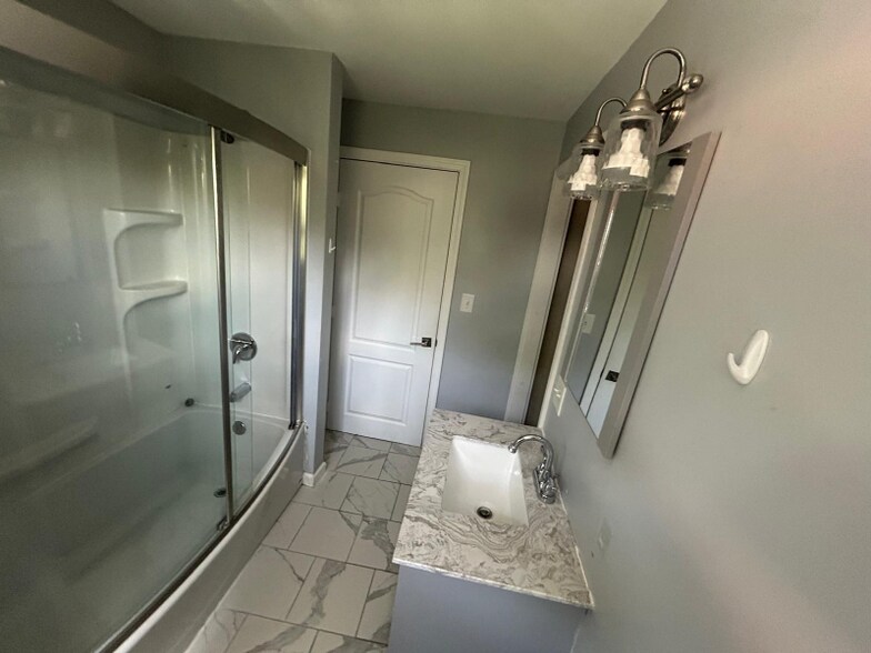 Building Photo - 995 Brodhead Rd