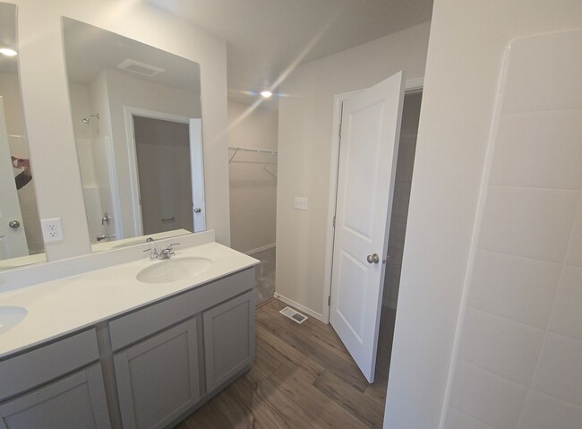 Building Photo - Brand-New 4-Bedroom Townhouse in Hayden Ca...