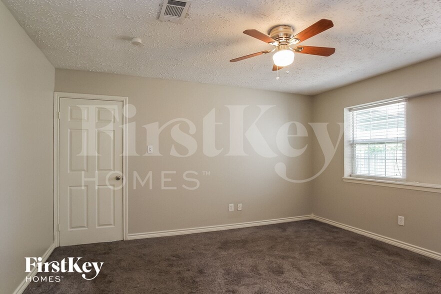 Building Photo - 1801 Whitebriar Dr