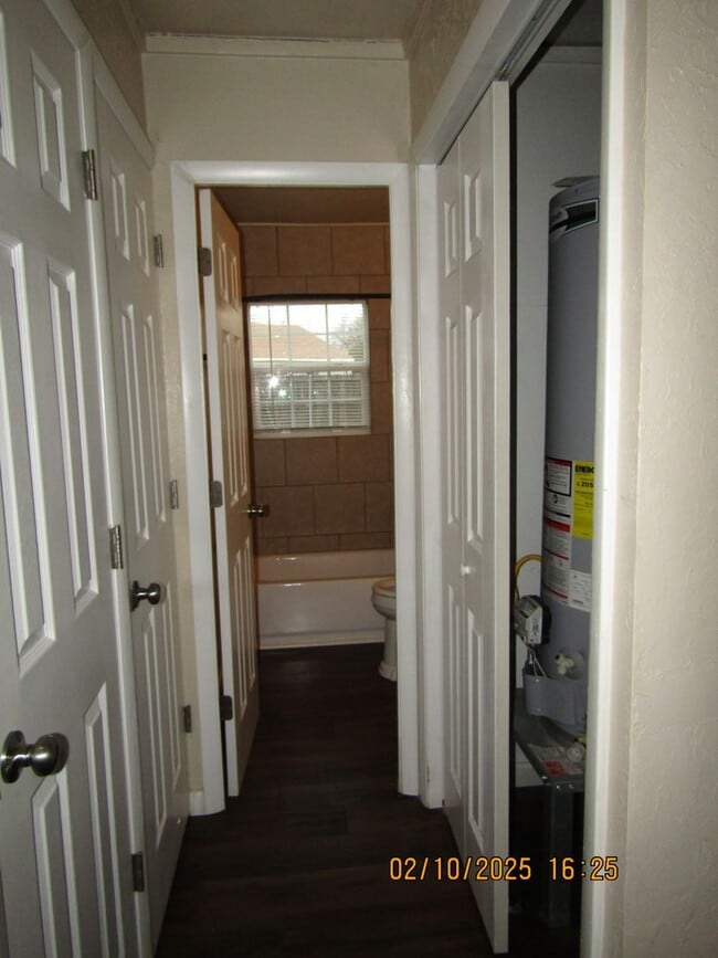 Building Photo - New listing! 3 bedrooms/1 bath/garage with carport