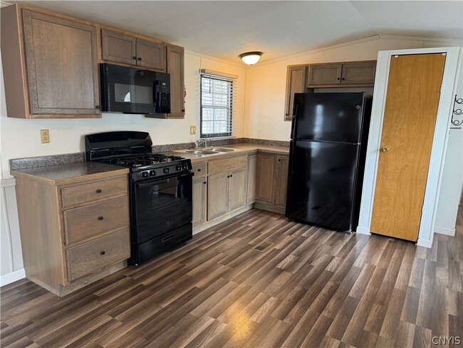 Building Photo - 15 Oswego St