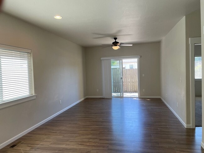 Building Photo - ****HALF OFF FIRST MONTH"S RENT*****Beautiful Two Story 3 Bedroom 2.5 Bath Townhome