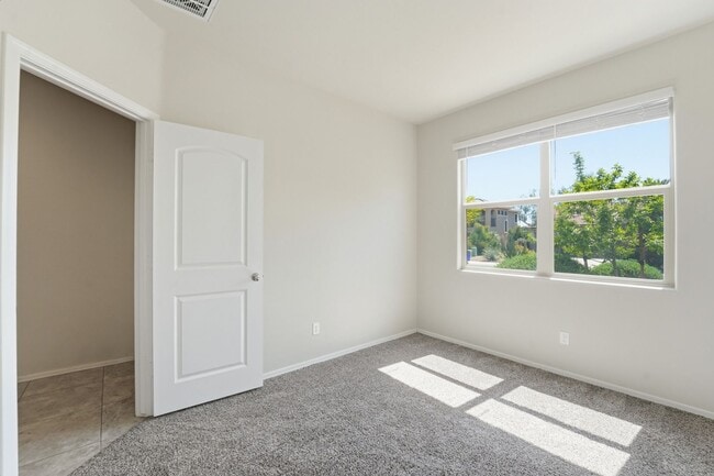 Building Photo - Stylish 3BR Home with Granite Counters + Community Parks & Splash Pads