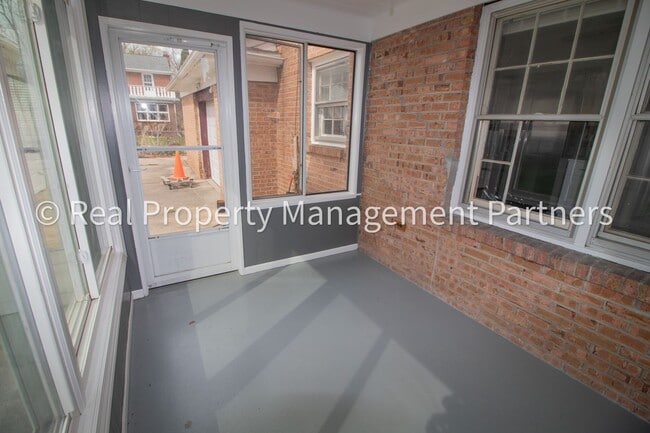 Building Photo - 1 Room for Rent in a 6-Bedroom Student Hom...