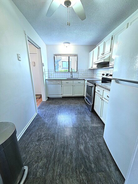 Building Photo - 563 Heritage Vlg