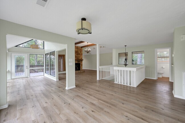 Building Photo - 2 Alladdin Ln