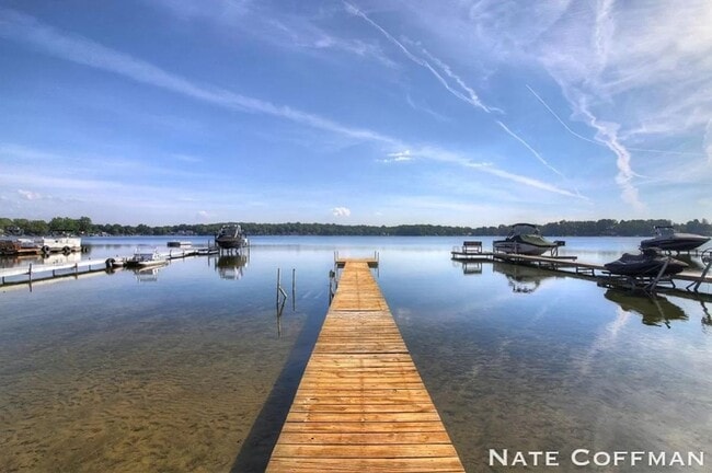 Building Photo - Lakefront 4 bed 2 bath home