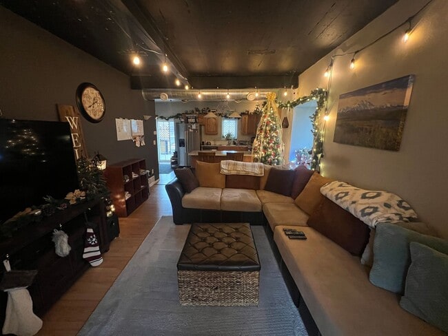 Building Photo - Industrial Style 3 Bedroom Home AVAILABLE JUNE!!!