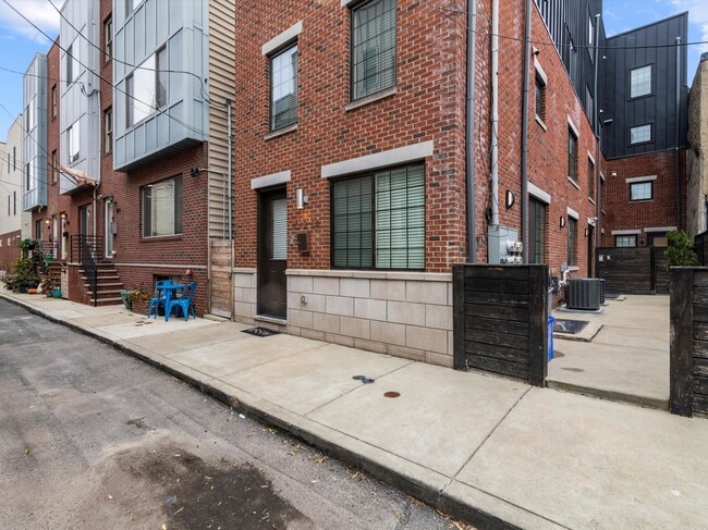 Building Photo - 1012-14 S Randolph St