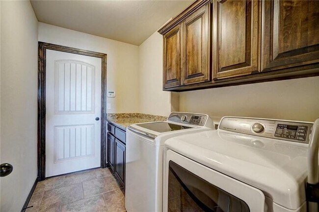 Building Photo - $500 Off First Month's Rent!!! St James Park Home in Norman - Community Pool!  Available in Now!