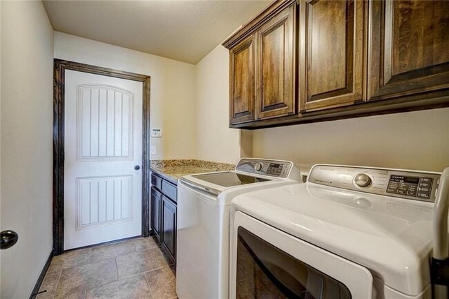 Building Photo - St James Park Home in Norman - Community Pool!  Available in April!