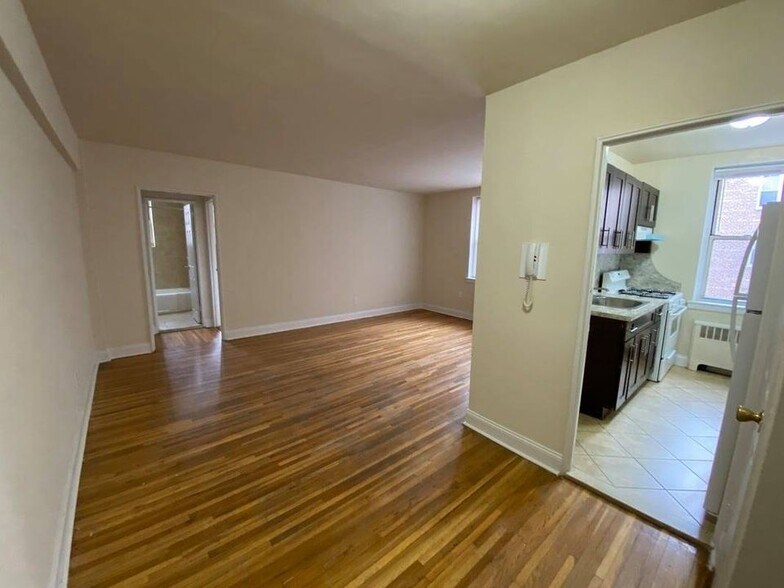 ENTRY - 14306 Barclay Ave