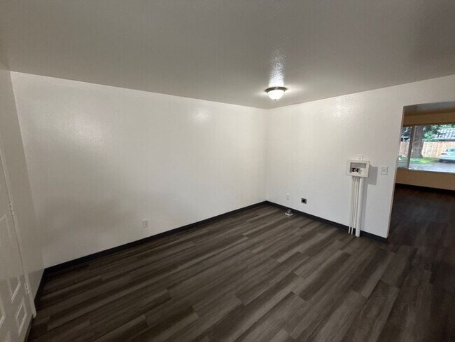 Building Photo - 848 Plymouth Dr NE