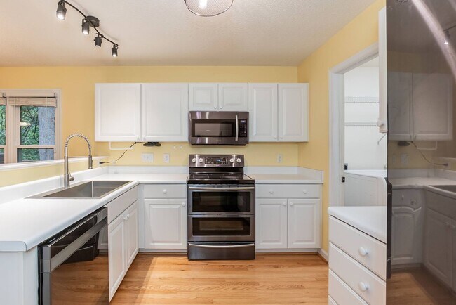 Building Photo - 8 Woodcliff Cir