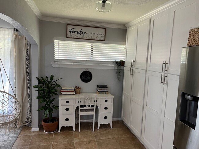 Building Photo - 830 Blackburn St