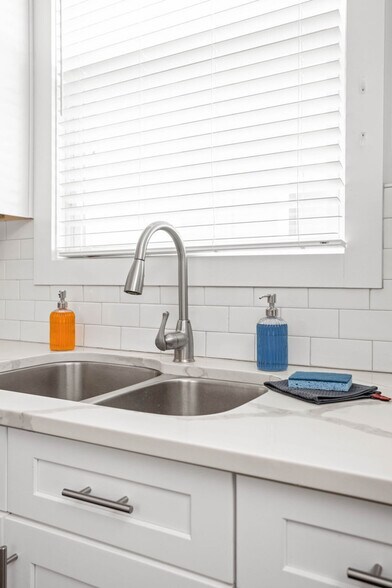 Building Photo - 341 Parkway Ave