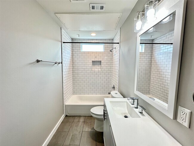 Building Photo - 225 N Everton St