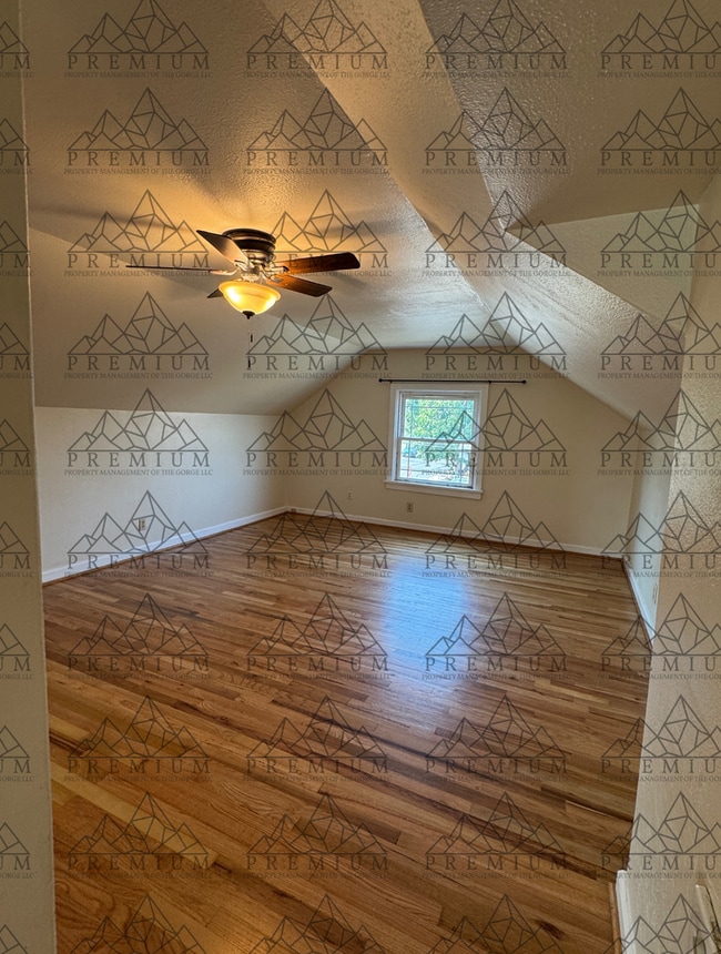 Building Photo - Large 4 Bedroom 2 Bath