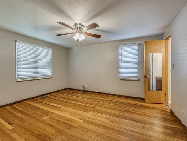 Building Photo - Super cute 3 bedroom bungalow