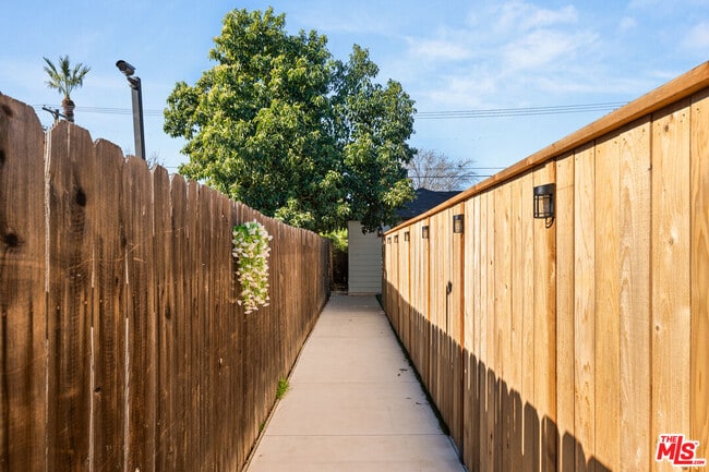 Building Photo - 6917 1/2 Hesperia Ave