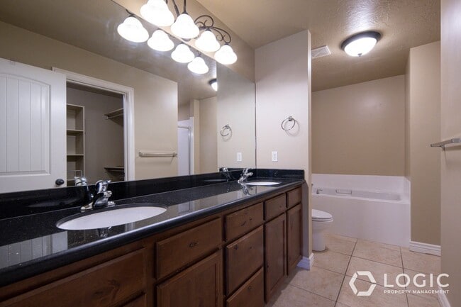 Building Photo - Gorgeous Townhome in South Jordan!
