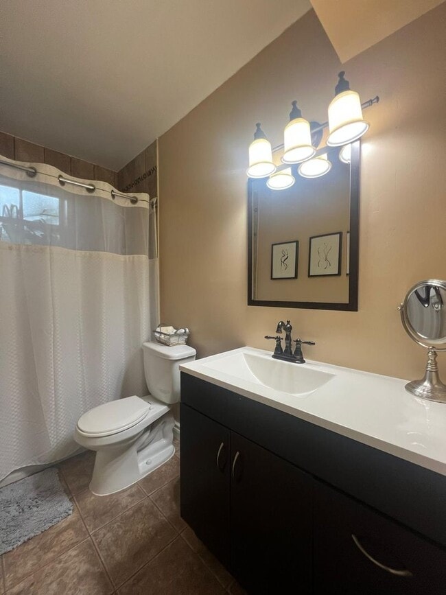 Building Photo - Fully Furnished 1-Bedroom Retreat in Windm...