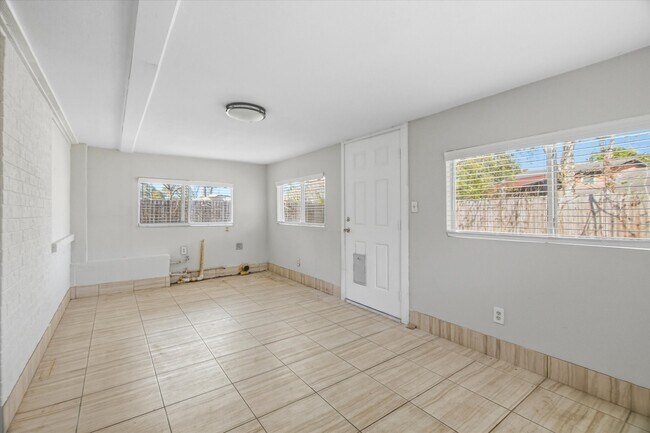 Building Photo - 501 Ladd St