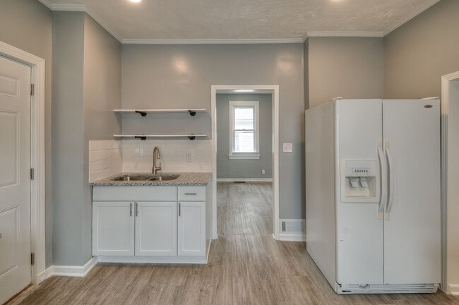 Building Photo - Beautifully updated 3-bedroom, 1-bath home that’s move-in ready.