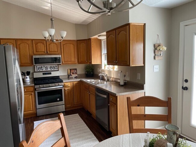 Building Photo - Quaint setting, One Level 3BR/ 2BA 2-Car Garage Condo