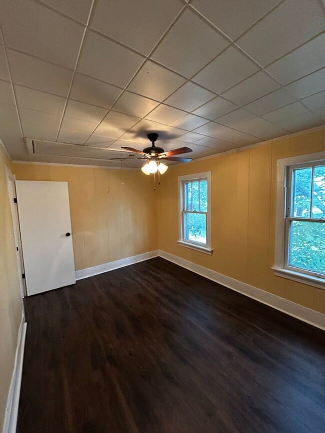 Building Photo - 325 Main St