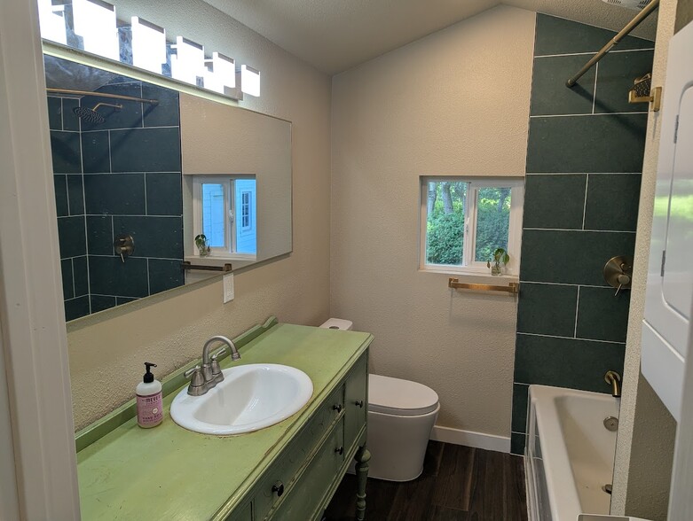 Bathroom - 1402 E 44th St