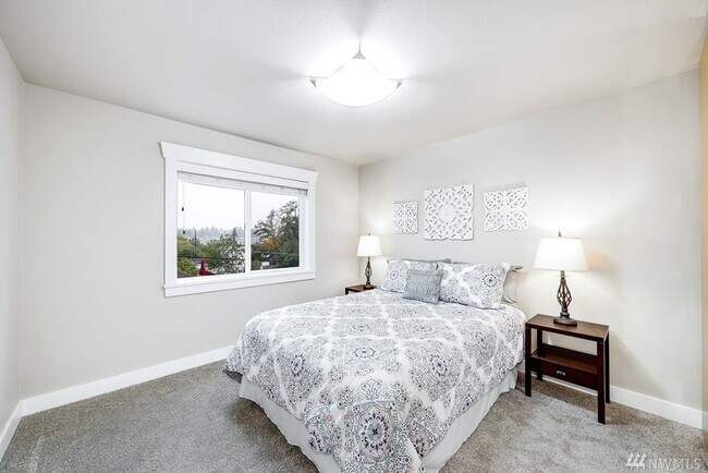 Building Photo - AVAILABLE AUGUST 1ST >> Beautiful Fully Remodeled 2BR/1BA Condo in Seattle!