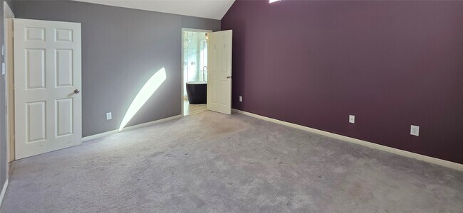 Building Photo - 2202 Drake Falls Dr