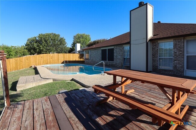 Building Photo - 608 Totem Trail