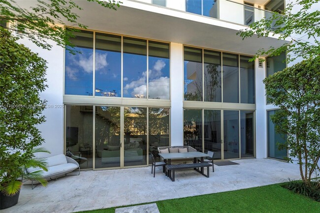 Building Photo - 300 Collins Ave