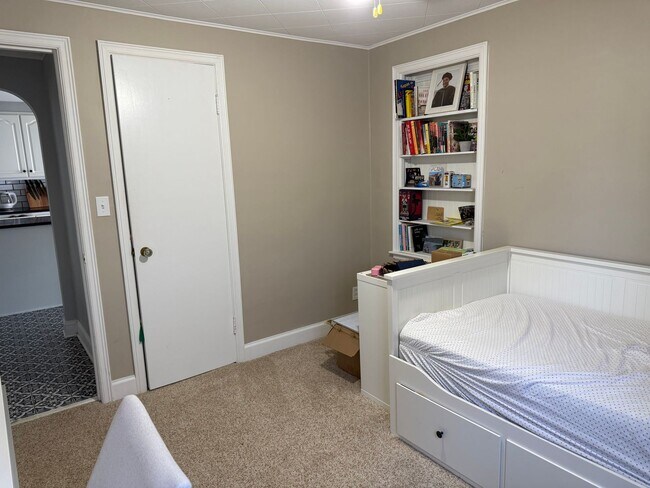 Building Photo - Charming 3 bedroom 1.5 bath in Amherst :