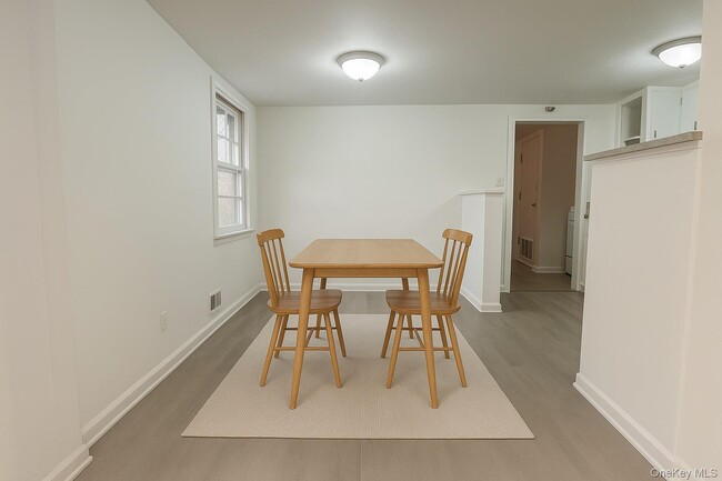 Building Photo - 27 Middle Line Ave