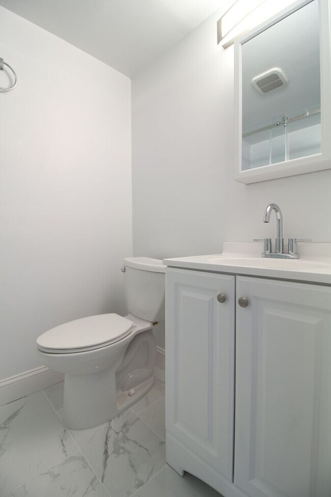 Building Photo - Charming 1 BR w/ Great Natural Light!*Avai...