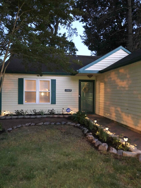 Building Photo - 1307 Petrell Dr